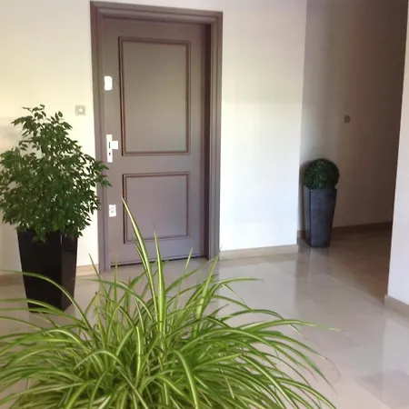 Апартаменты Studio En Rez De Jardin Dans Residence Avec Piscine *